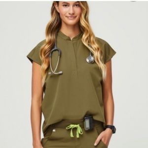 Limited edition color Martini olive Rafaela oversized scrub top